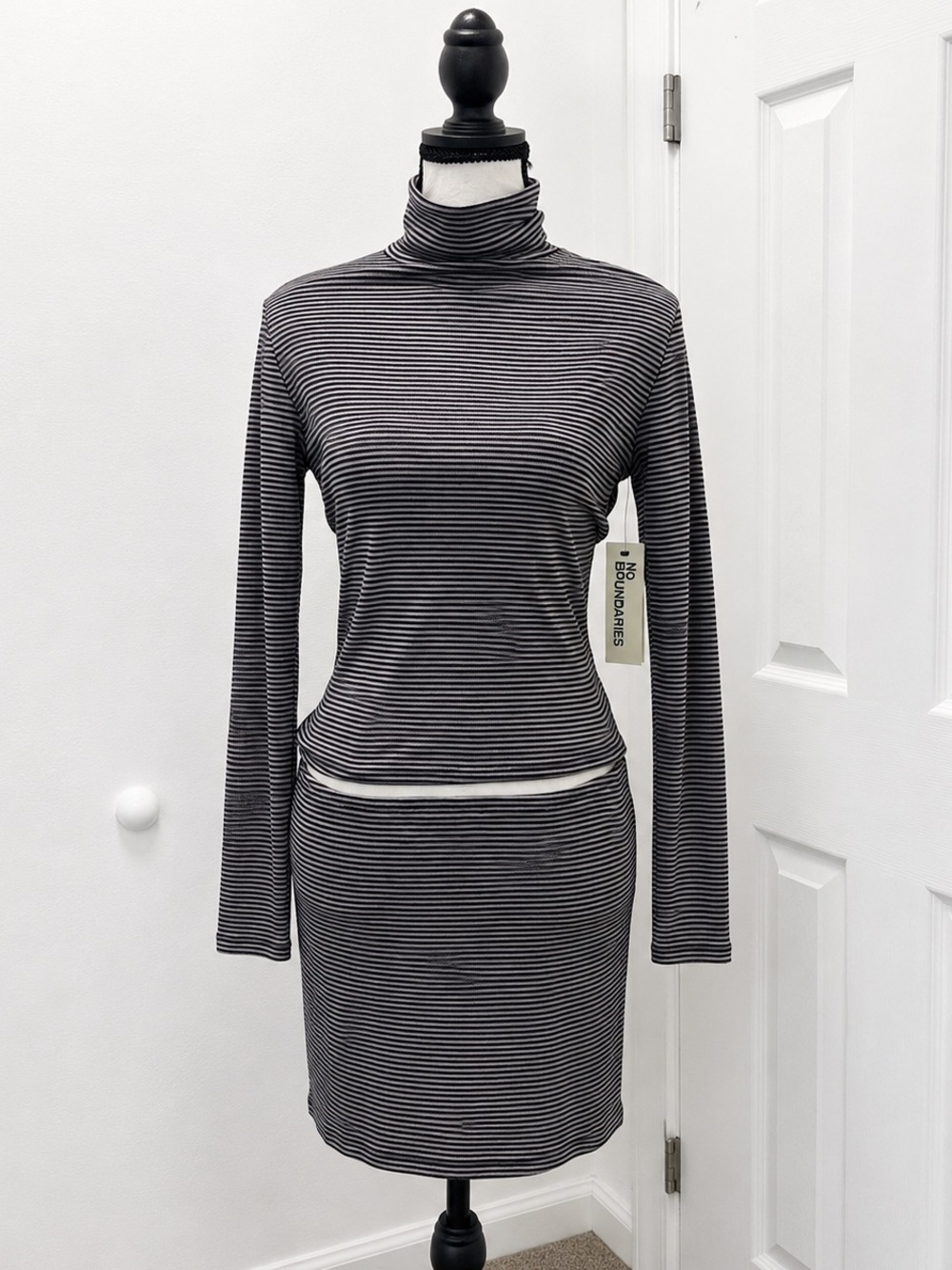 No Boundaries 2-Piece Striped Turtleneck Top & Mini Skirt Set Gray/Black Size S